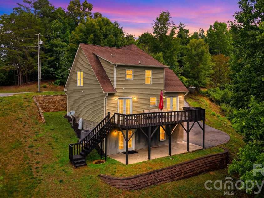 909 36th Avenue, Hickory, NC 28601.  MLS# CAR4381467, YatesRealty ID 28114. 