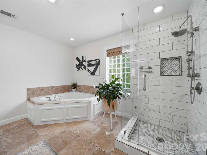 909 36th Avenue, Hickory, NC 28601.  MLS# CAR4381467, YatesRealty ID 28114. 