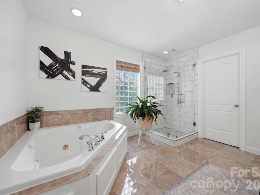909 36th Avenue, Hickory, NC 28601.  MLS# CAR4381467, YatesRealty ID 28114. 