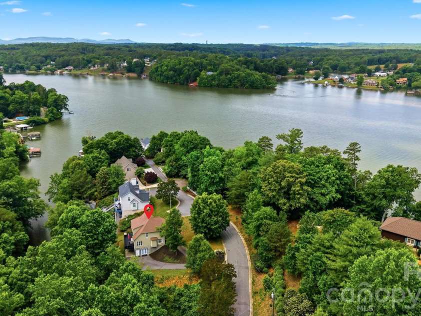 909 36th Avenue, Hickory, NC 28601.  MLS# CAR4381467, YatesRealty ID 28114. Lake Hickory Home