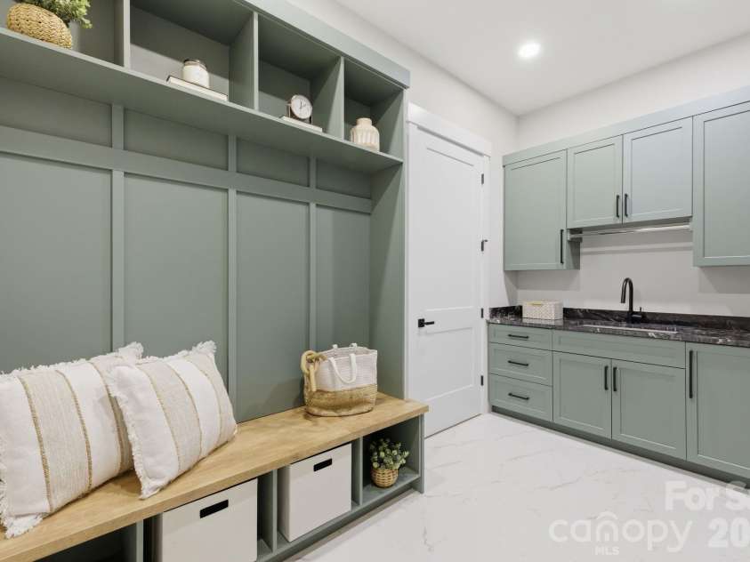 7607 Cottonwood Drive, Denver, NC 28037.  MLS# CAR4387362, YatesRealty ID 28115. Main Level Laundry/Drop-zone