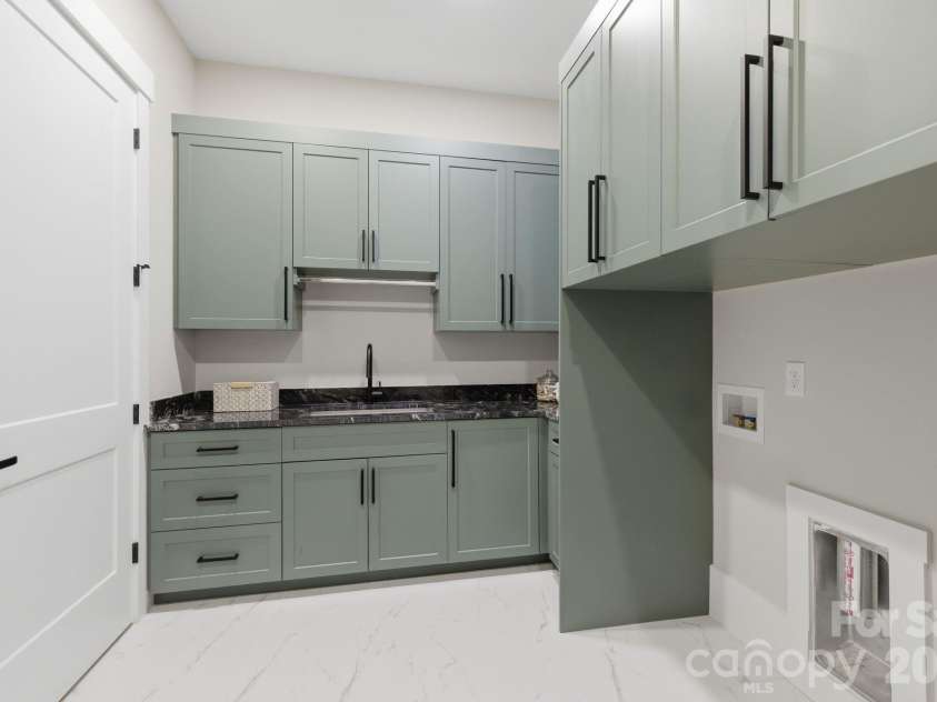 7607 Cottonwood Drive, Denver, NC 28037.  MLS# CAR4387362, YatesRealty ID 28115. Main Level Laundry/Drop-zone