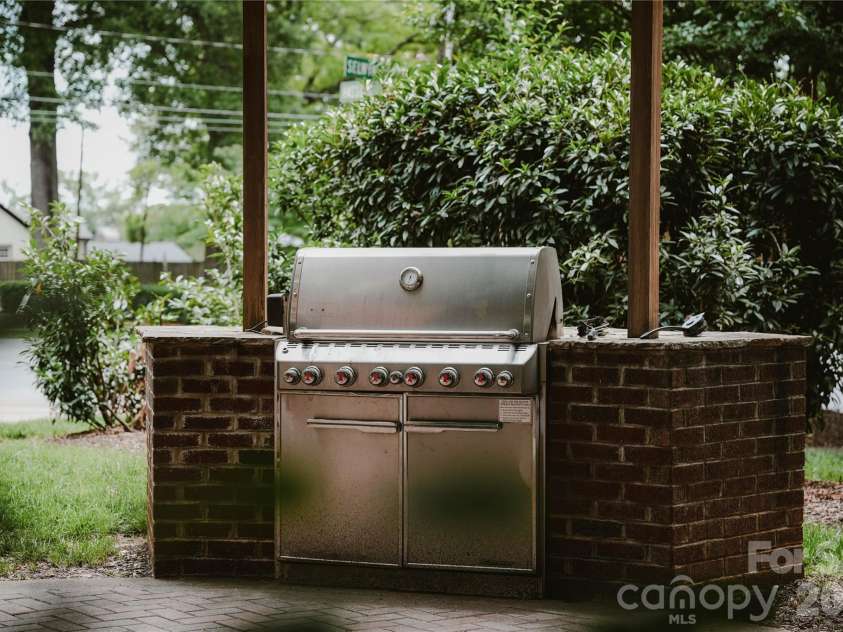 2946 Selwyn Avenue, Charlotte, NC 28209.  MLS# CAR4387931, YatesRealty ID 28119. 