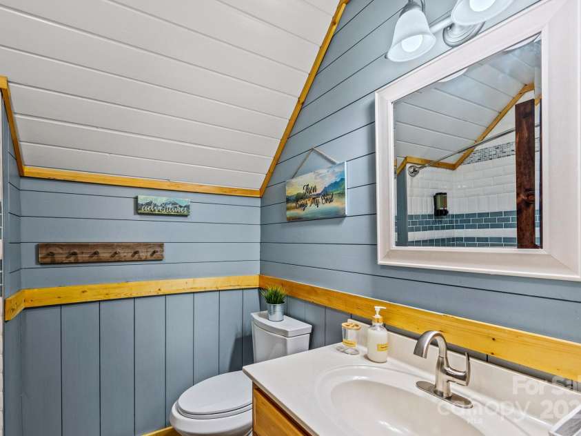 23 Hemlock Springs Road, Maggie Valley, NC 28751.  MLS# CAR4224375, YatesRealty ID 2812. 2nd level full bathroom