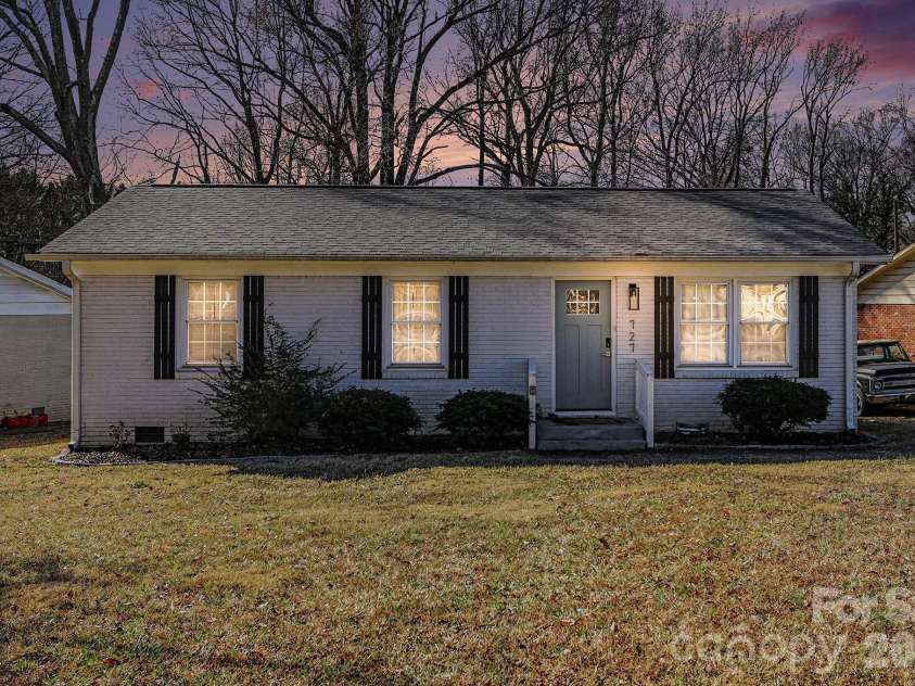 727 Thera Drive, Charlotte, NC 28206.  MLS# CAR4399014, YatesRealty ID 2812. 