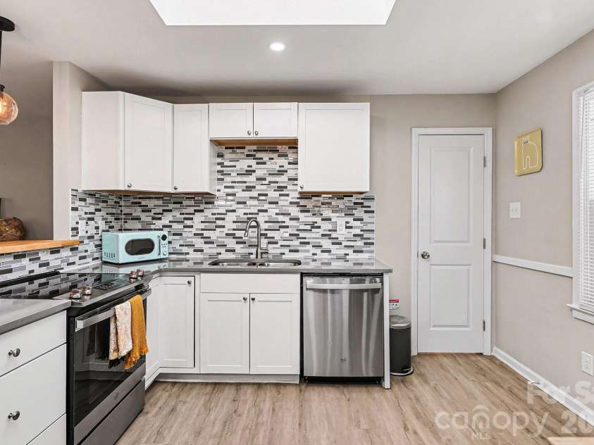 727 Thera Drive, Charlotte, NC 28206.  MLS# CAR4399014, YatesRealty ID 2812. 