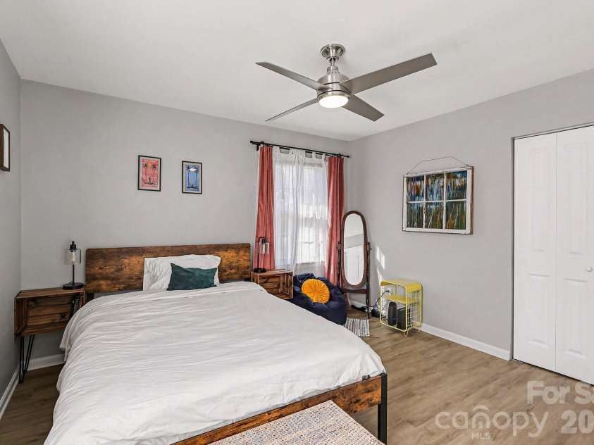 727 Thera Drive, Charlotte, NC 28206.  MLS# CAR4399014, YatesRealty ID 2812. 