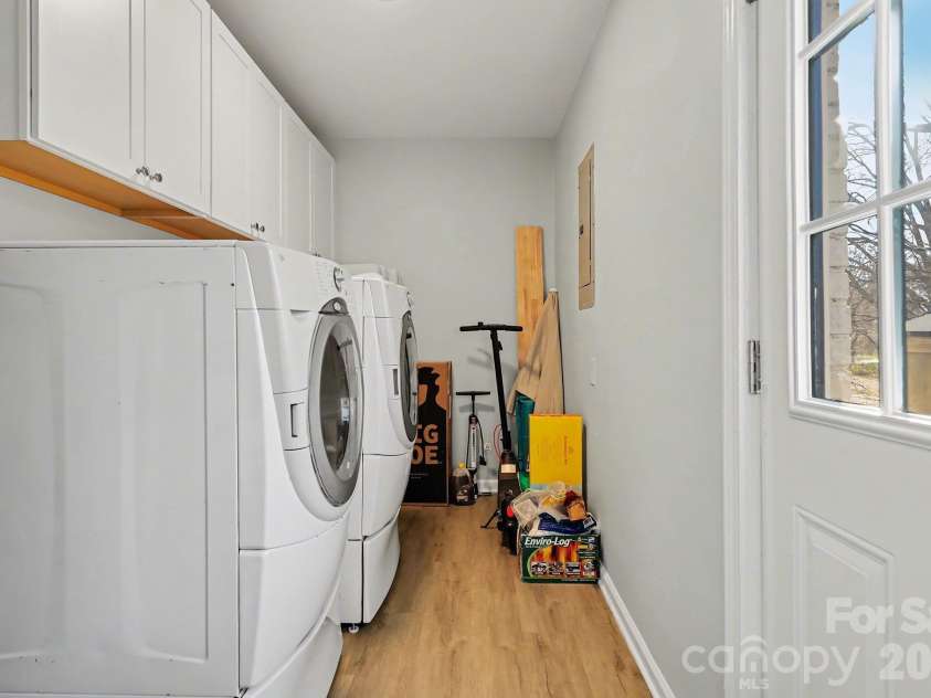 727 Thera Drive, Charlotte, NC 28206.  MLS# CAR4399014, YatesRealty ID 2812. 