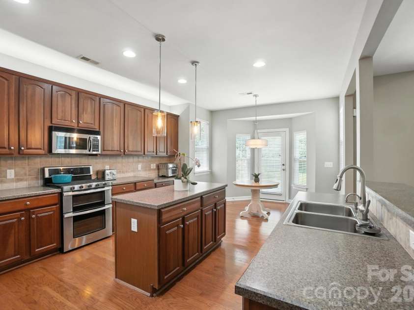 4819 Sandtyn Drive, Waxhaw, NC 28173.  MLS# CAR4282295, YatesRealty ID 28120. Kitchen