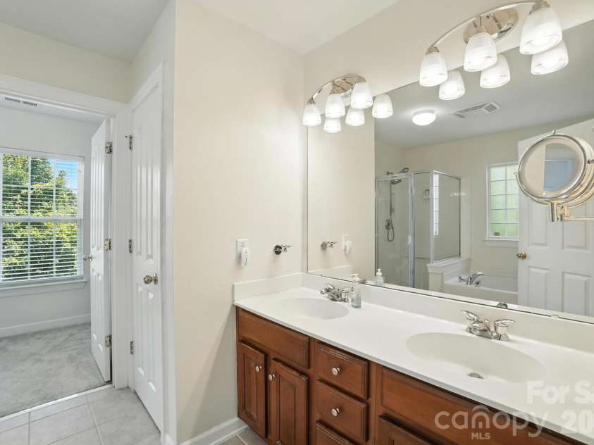 4819 Sandtyn Drive, Waxhaw, NC 28173.  MLS# CAR4282295, YatesRealty ID 28120. Primary bath