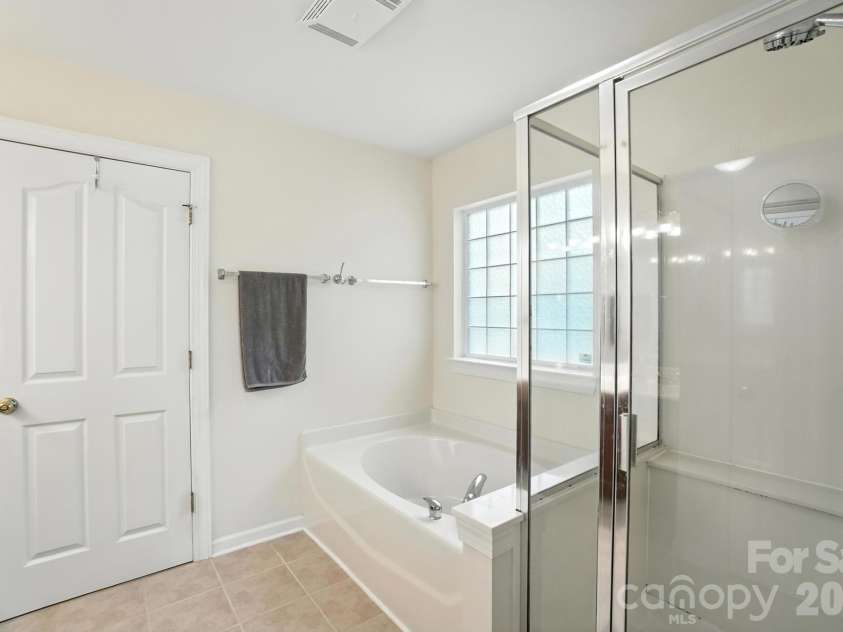 4819 Sandtyn Drive, Waxhaw, NC 28173.  MLS# CAR4282295, YatesRealty ID 28120. Primary bath