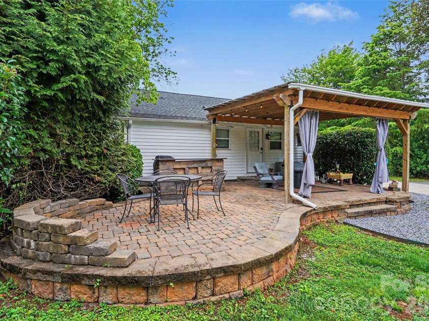 1528 Point Road, Belmont, NC 28012.  MLS# CAR4388384, YatesRealty ID 28122. 