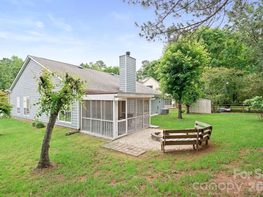8940 Raven Park Drive, Charlotte, NC 28216.  MLS# CAR4388113, YatesRealty ID 28123. 