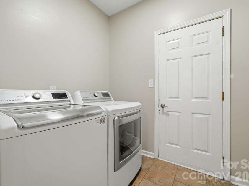 127 Citation Drive, Mooresville, NC 28117.  MLS# CAR4389366, YatesRealty ID 28127. Laundry on Main