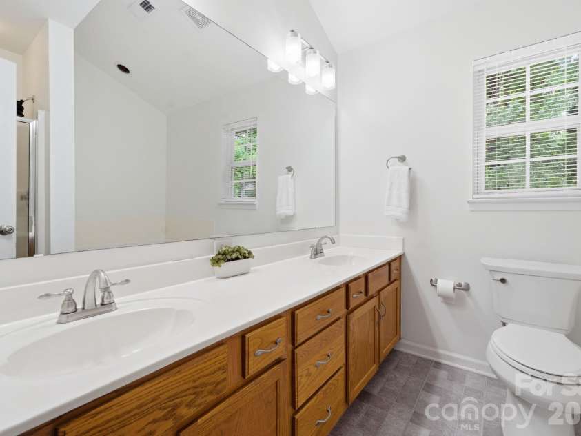 127 Citation Drive, Mooresville, NC 28117.  MLS# CAR4389366, YatesRealty ID 28127. Primary Bath