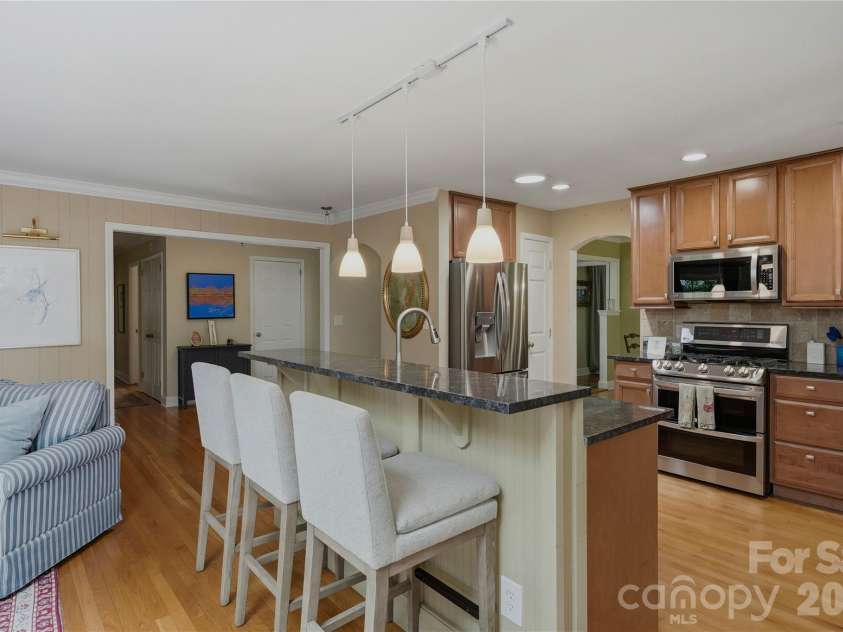6014 Glenridge Road, Charlotte, NC 28211.  MLS# CAR4386522, YatesRealty ID 28128. 