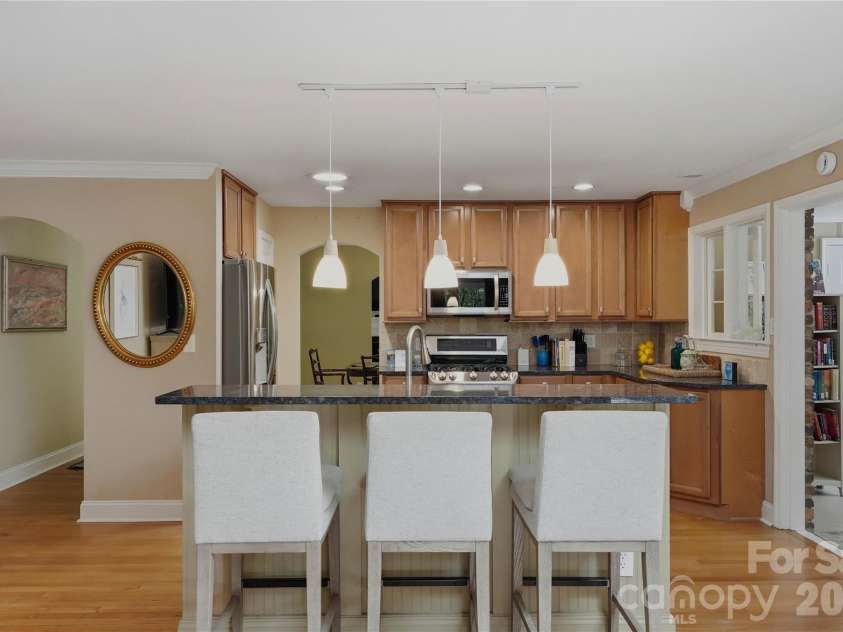 6014 Glenridge Road, Charlotte, NC 28211.  MLS# CAR4386522, YatesRealty ID 28128. 