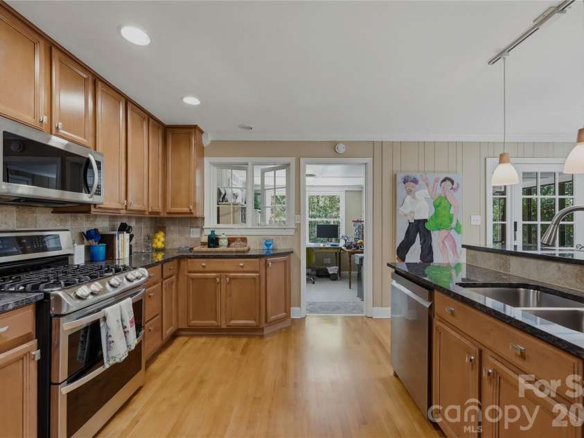 6014 Glenridge Road, Charlotte, NC 28211.  MLS# CAR4386522, YatesRealty ID 28128. 