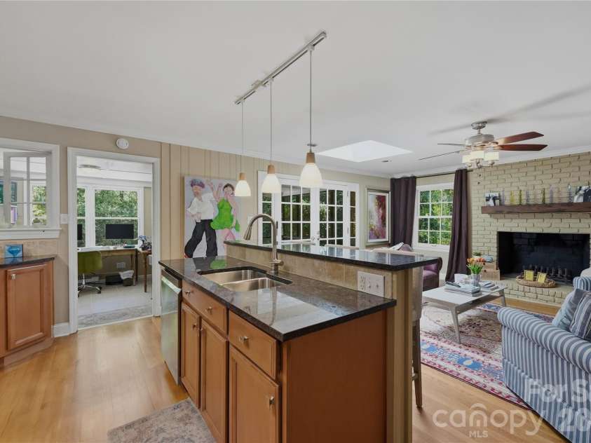 6014 Glenridge Road, Charlotte, NC 28211.  MLS# CAR4386522, YatesRealty ID 28128. 