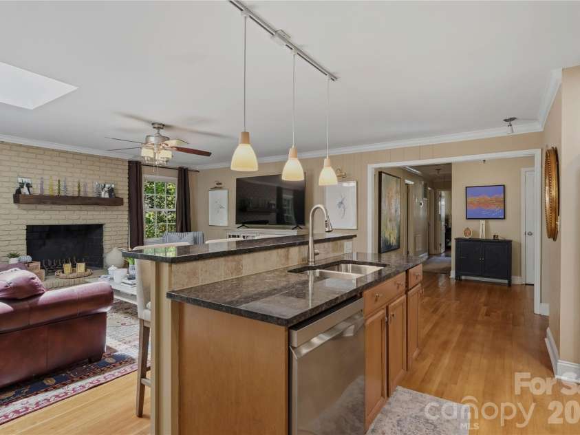 6014 Glenridge Road, Charlotte, NC 28211.  MLS# CAR4386522, YatesRealty ID 28128. 