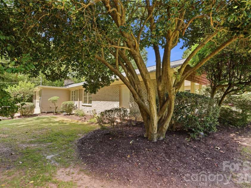 6014 Glenridge Road, Charlotte, NC 28211.  MLS# CAR4386522, YatesRealty ID 28128. 