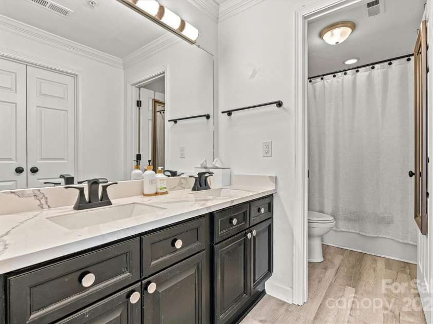 860 Jetton Street, Davidson, NC 28036.  MLS# CAR4269075, YatesRealty ID 28128. Primary Bath w/ tub