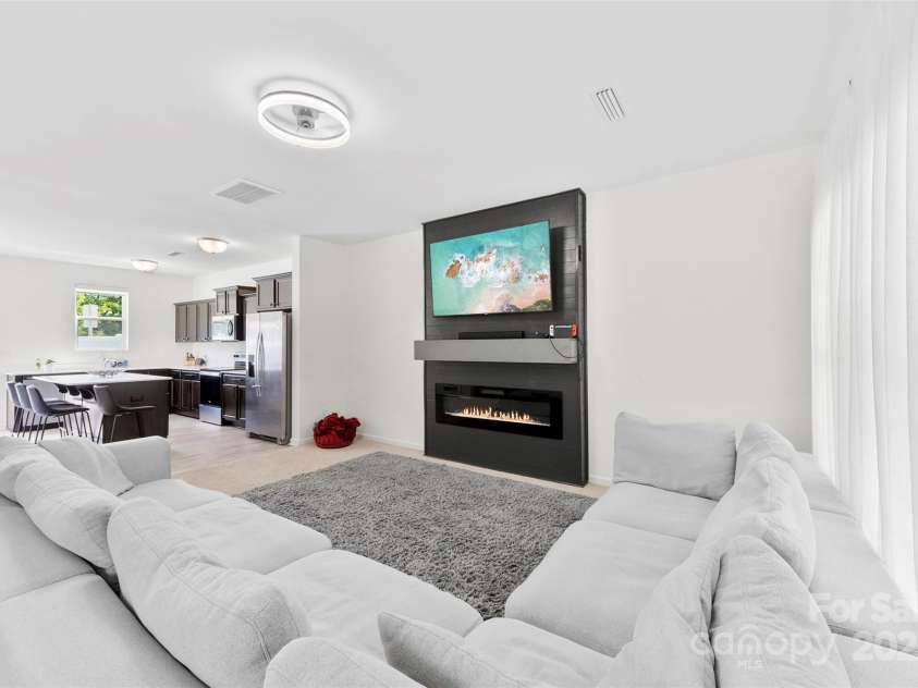 1101 Plaza Walk Drive, Charlotte, NC 28215.  MLS# CAR4271638, YatesRealty ID 28129. 