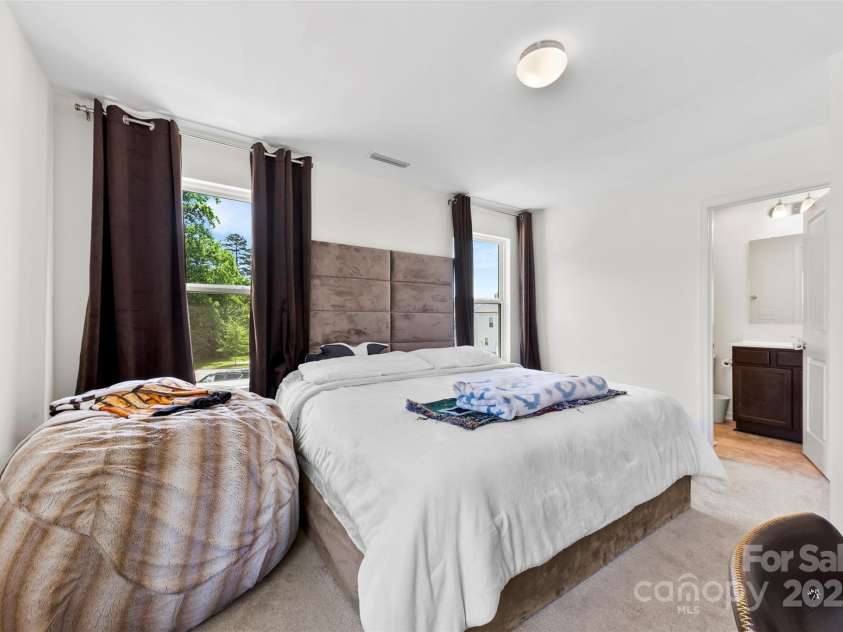 1101 Plaza Walk Drive, Charlotte, NC 28215.  MLS# CAR4271638, YatesRealty ID 28129. 