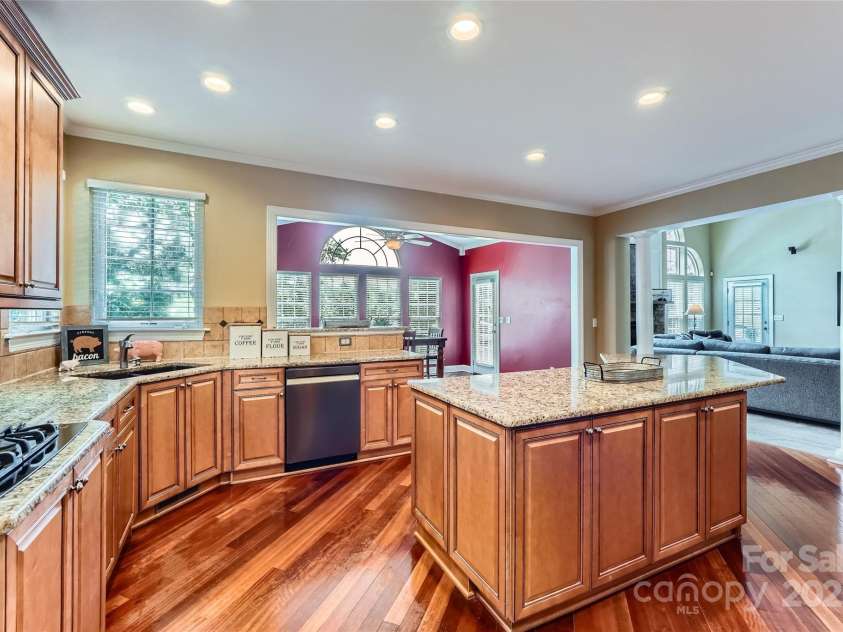 844 Clonmel Drive, Matthews, NC 28104.  MLS# CAR4275130, YatesRealty ID 28130. 