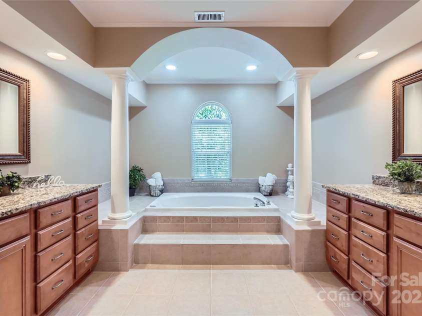 844 Clonmel Drive, Matthews, NC 28104.  MLS# CAR4275130, YatesRealty ID 28130. 
