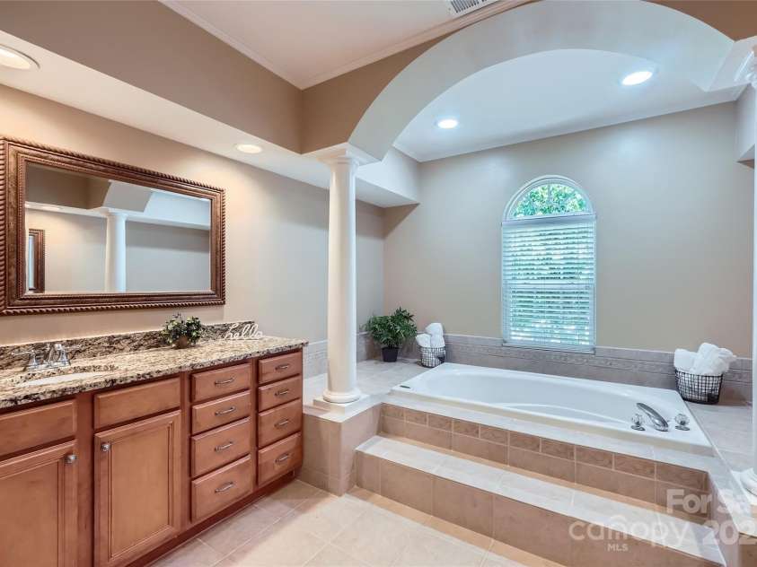 844 Clonmel Drive, Matthews, NC 28104.  MLS# CAR4275130, YatesRealty ID 28130. 