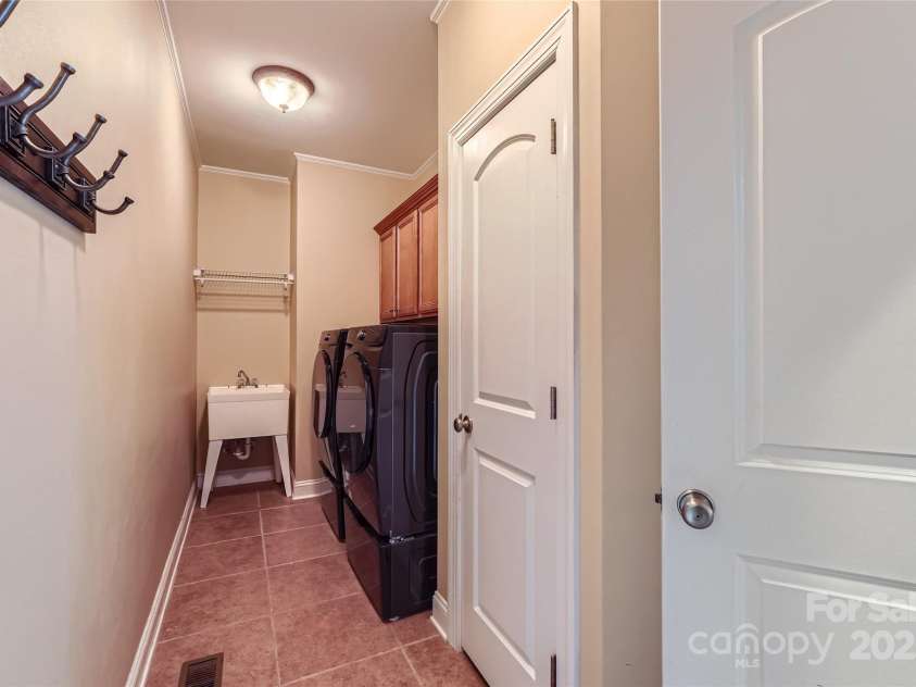 844 Clonmel Drive, Matthews, NC 28104.  MLS# CAR4275130, YatesRealty ID 28130. 