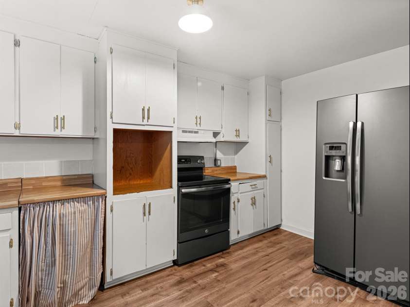 205 Old Fort Road, Fairview, NC 28730.  MLS# CAR4386603, YatesRealty ID 28131. 