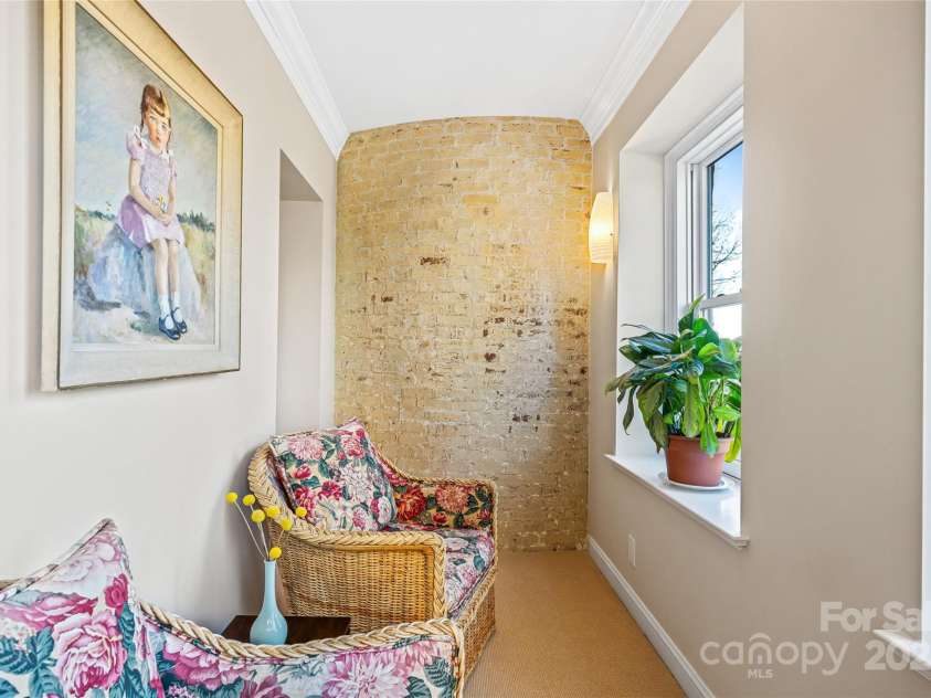 185 Macon Avenue, Asheville, NC 28804.  MLS# CAR4329475, YatesRealty ID 28133. Sitting nook off the primary bedroom 