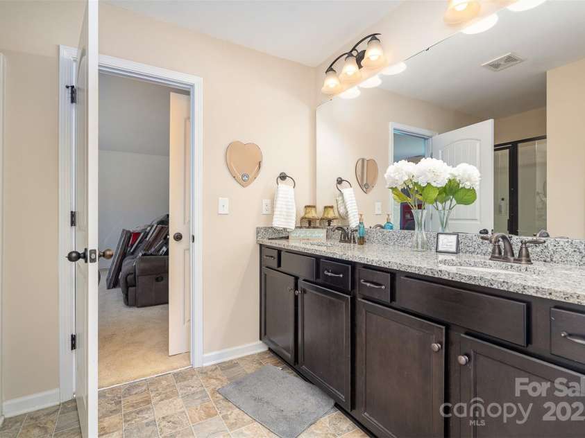 11907 Kimberfield Road, Matthews, NC 28105.  MLS# CAR4281213, YatesRealty ID 28137. Bathroom 4
