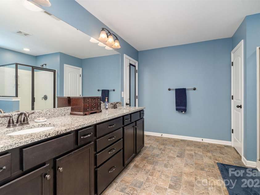 11907 Kimberfield Road, Matthews, NC 28105.  MLS# CAR4281213, YatesRealty ID 28137. Primary bathroom