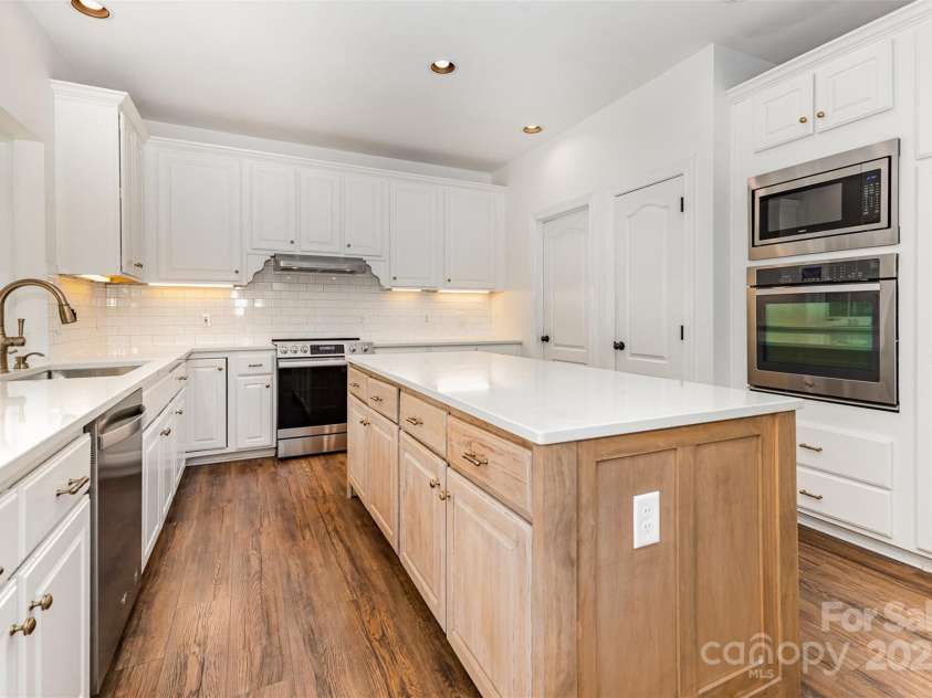 6616 Blue Sky Lane, Charlotte, NC 28269.  MLS# CAR4285053, YatesRealty ID 28139. 