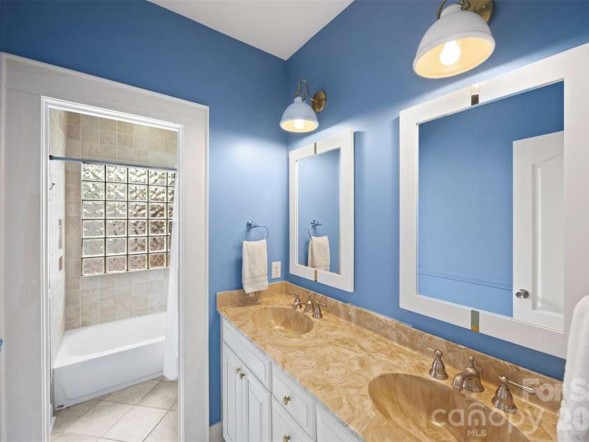 2305 Shenandoah Avenue, Charlotte, NC 28205.  MLS# CAR4380771, YatesRealty ID 28142. 