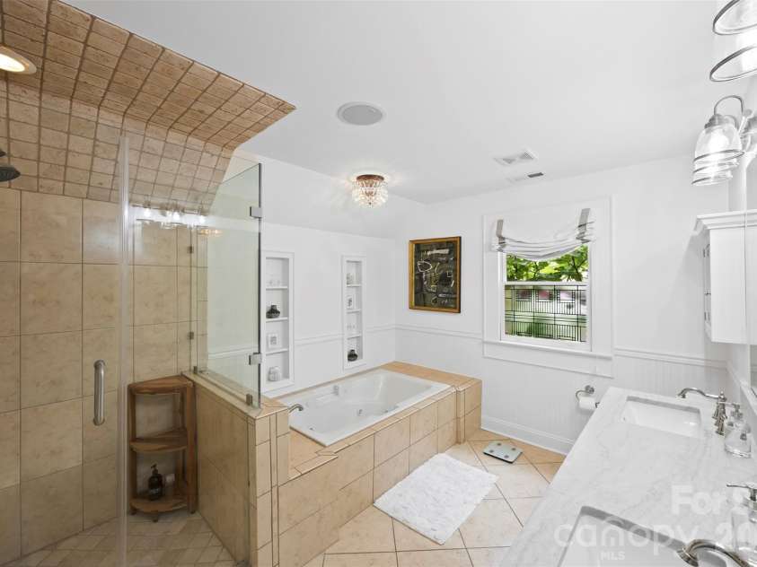 2305 Shenandoah Avenue, Charlotte, NC 28205.  MLS# CAR4380771, YatesRealty ID 28142. 