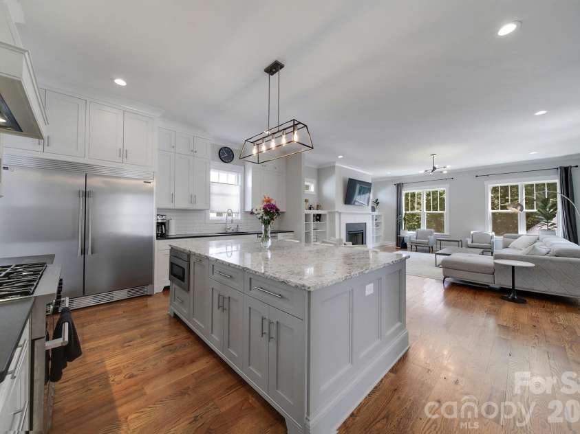 3015 Commonwealth Avenue, Charlotte, NC 28205.  MLS# CAR4397576, YatesRealty ID 28143. 