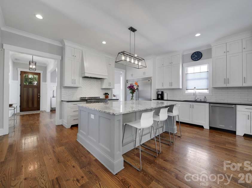 3015 Commonwealth Avenue, Charlotte, NC 28205.  MLS# CAR4397576, YatesRealty ID 28143. 