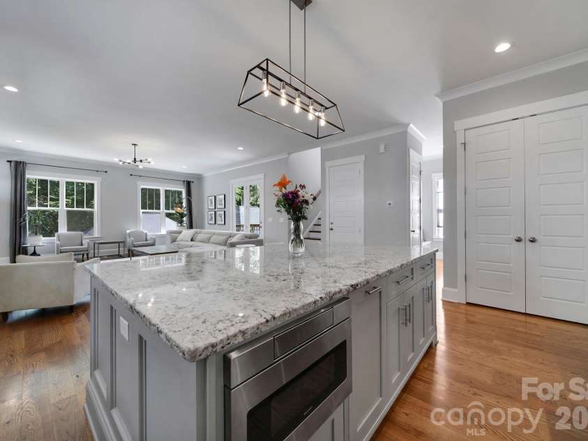 3015 Commonwealth Avenue, Charlotte, NC 28205.  MLS# CAR4397576, YatesRealty ID 28143. 
