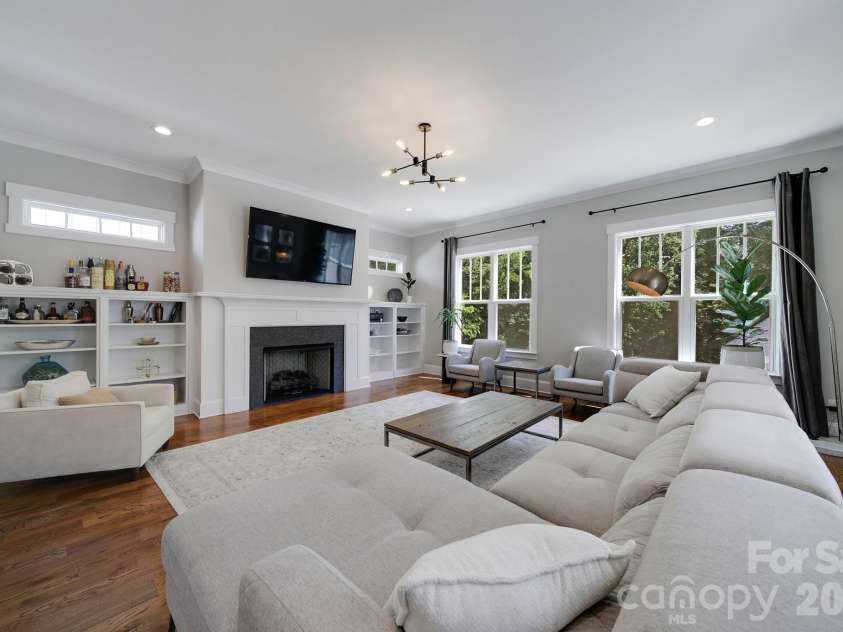 3015 Commonwealth Avenue, Charlotte, NC 28205.  MLS# CAR4397576, YatesRealty ID 28143. 