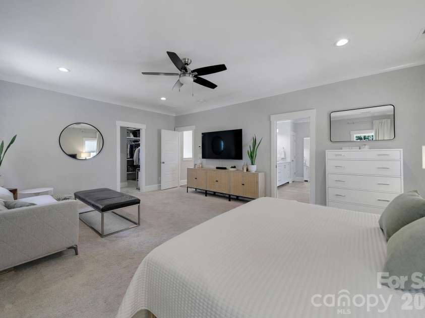 3015 Commonwealth Avenue, Charlotte, NC 28205.  MLS# CAR4397576, YatesRealty ID 28143. 
