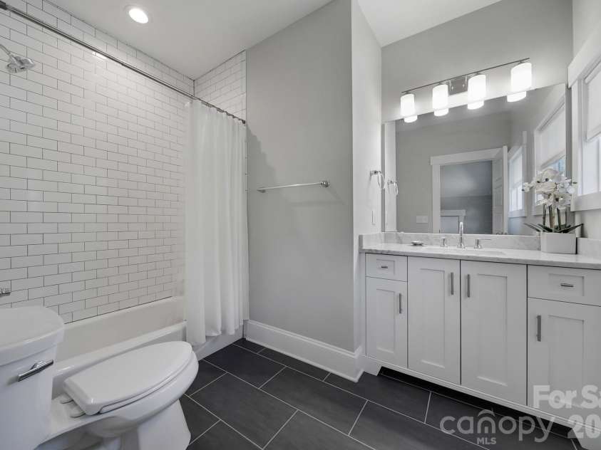3015 Commonwealth Avenue, Charlotte, NC 28205.  MLS# CAR4397576, YatesRealty ID 28143. 