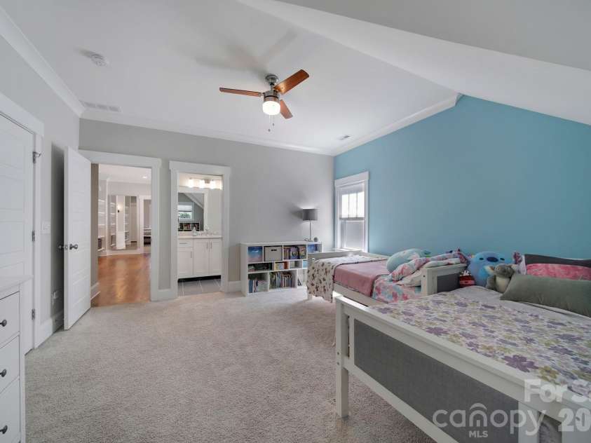 3015 Commonwealth Avenue, Charlotte, NC 28205.  MLS# CAR4397576, YatesRealty ID 28143. 