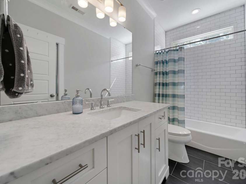 3015 Commonwealth Avenue, Charlotte, NC 28205.  MLS# CAR4397576, YatesRealty ID 28143. 