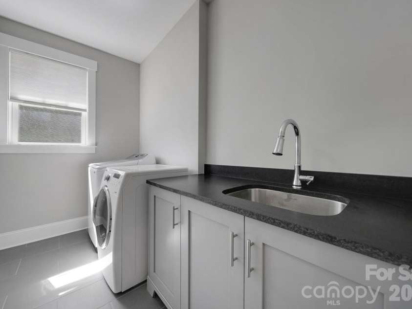 3015 Commonwealth Avenue, Charlotte, NC 28205.  MLS# CAR4397576, YatesRealty ID 28143. 