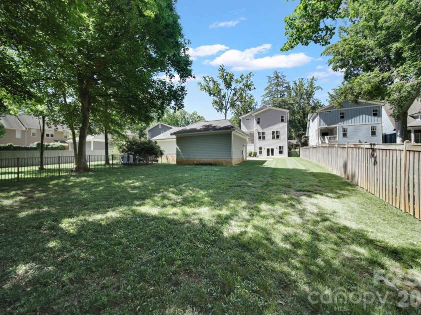 3015 Commonwealth Avenue, Charlotte, NC 28205.  MLS# CAR4397576, YatesRealty ID 28143. 
