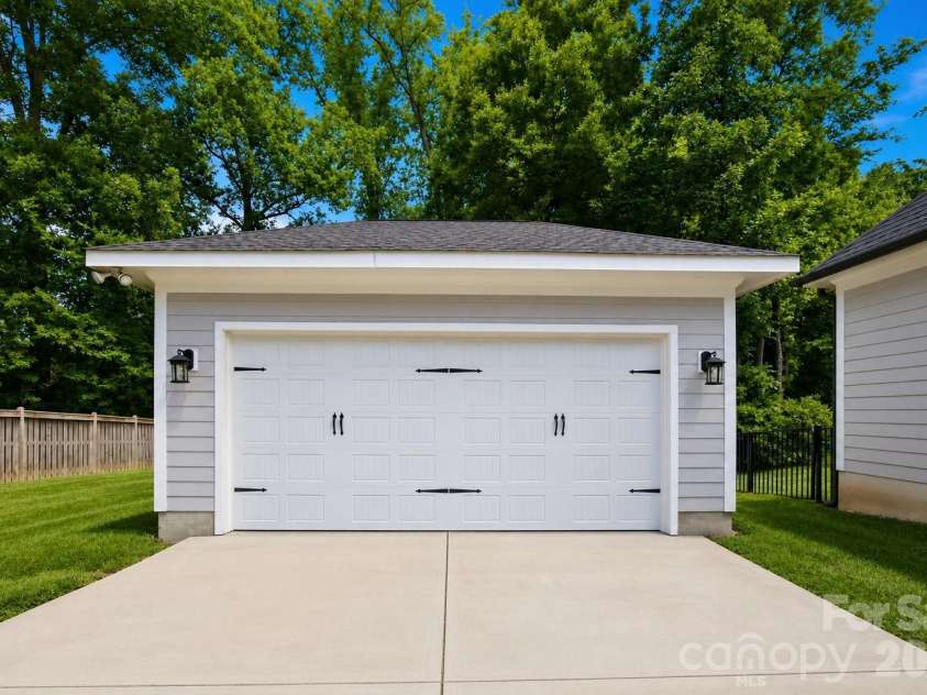 3015 Commonwealth Avenue, Charlotte, NC 28205.  MLS# CAR4397576, YatesRealty ID 28143. 